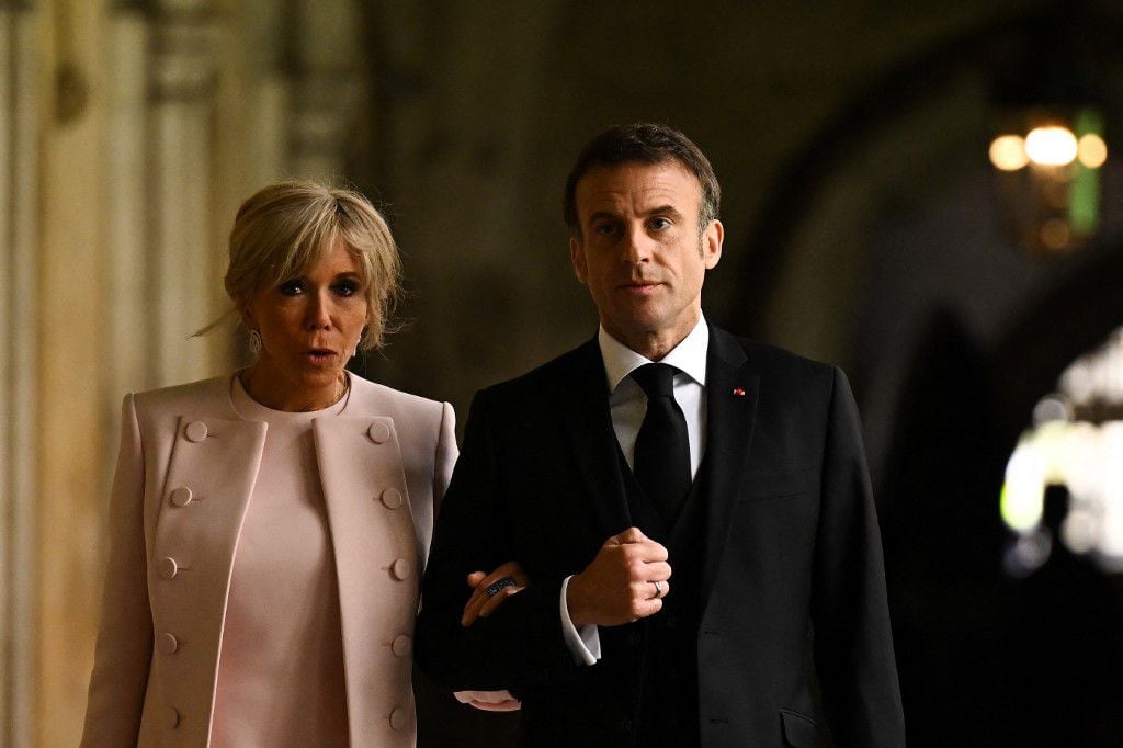 Brigitte Macron, esposa del presidente francés Emmanuel Macron, utilizó un vestido de dos capas color palo rosa. 