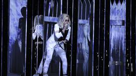 Katy Perry protesta contra el muro de Donald Trump en los premios Grammy 