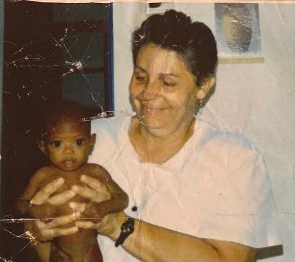 En sus primeros años en Guinea Bisáu, Isabel Johanning adoptó a Marima, de entonces siete meses. Foto: Isabel Johanning para LN