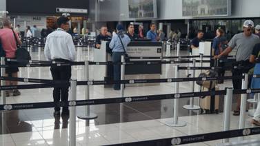 Migración alerta sobre posible atraso en los trámites en aeropuertos este sábado