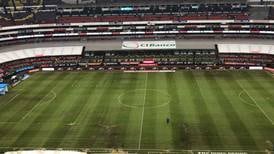 En México critican con dureza al tico Enio Cubillo por la gramilla del mítico Estadio Azteca
