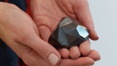 Subastan el diamante negro más grande del mundo y que tendría origen extraterrestre
