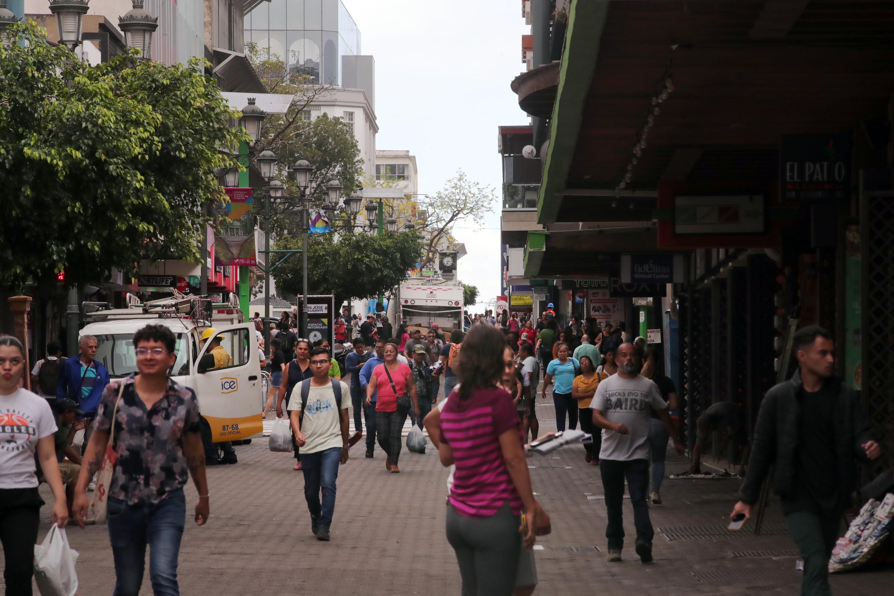 El bulevar de la avenida central de San José es una zona de gran actividad comercial por el libre paso de peatones.