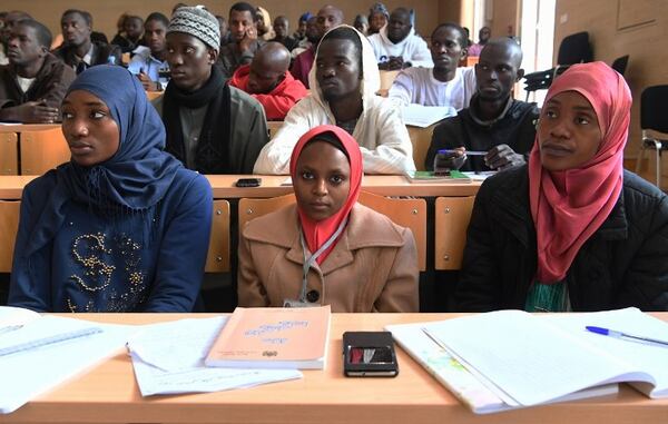 Estudiantes subsaharianos asisten a clase en el Instituto Mohamed VI, en Rabat. 