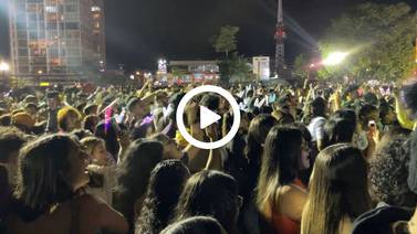 Bad Bunny en Costa Rica: Fans sin entrada cantaron a todo pulmón en las afueras del estadio