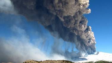 Volcán prende alerta roja en Chile e inquieta en  Argentina