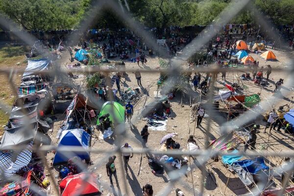 Miles de migrantes, en su mayoría de Haití, se reúnen en un campamento improvisado debajo del Puente Internacional, en Del Rio, en Texas.