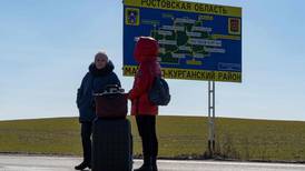 Evacuados de zonas separatistas temen lo peor en frontera rusa