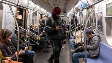Autoridades de Nueva York despliegan policías y fuerza de seguridad en el metro por aumento de crímenes