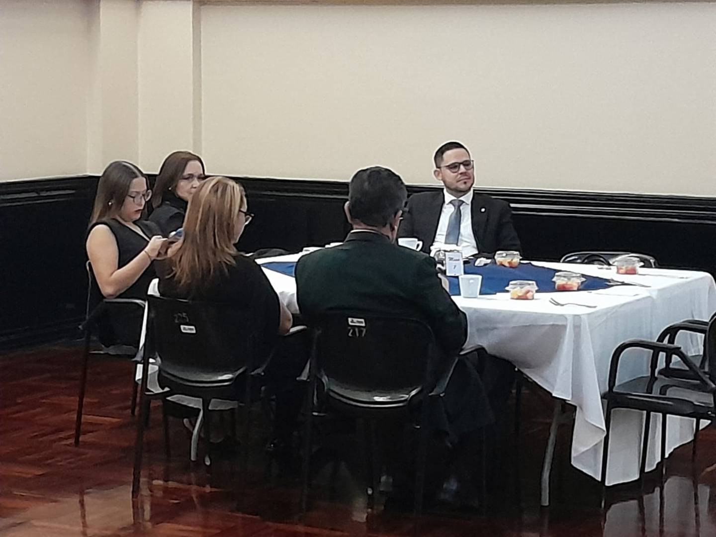 Los diputados Vanessa Castro y Carlos Felipe García desayunaron en una mesa aparte a la del resto de legisladores del PUSC. Foto: Josué Bravo