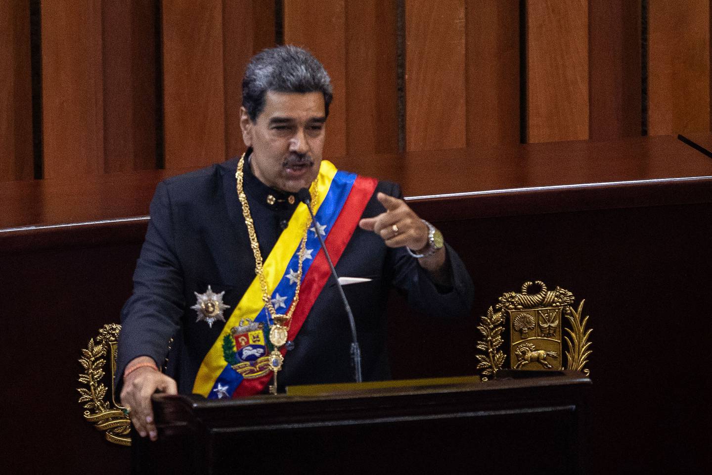 Nicolás Maduro, gobernante en Venezuela, ataca a la oposición con inhabilitaciones políticas para evitar su participación en las elecciones presidenciales de este año.