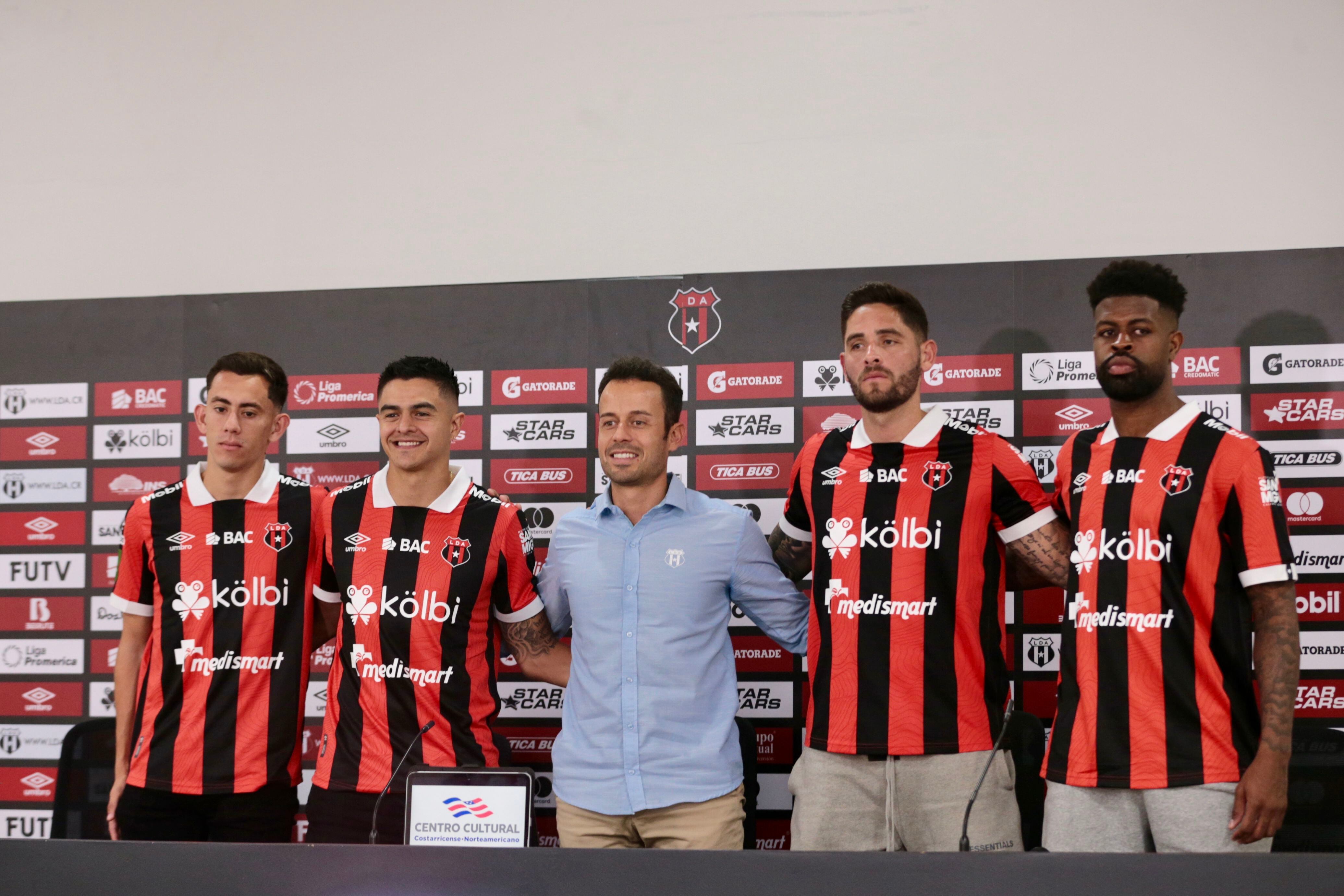 Javier Santamaría presentó a Kevin Cabezas, Diego Campos, Jonathan Moya y Manjrekar James como los nuevos futbolistas de Liga Deportiva Alajuelense.