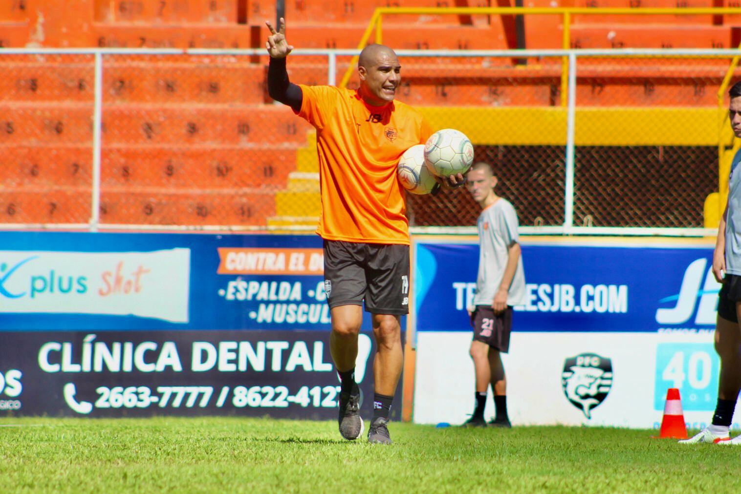 Douglas Sequeira inició este lunes los entrenamientos al frente del Puntarenas FC, de cara al Torneo Clausura 2023.  Cortesía: Puntarenas FC