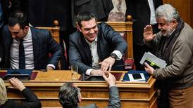 Primer ministro griego gana voto de confianza en el Parlamento
