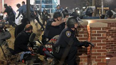 Tensión sigue viva en Ferguson luego de ataque a dos policías