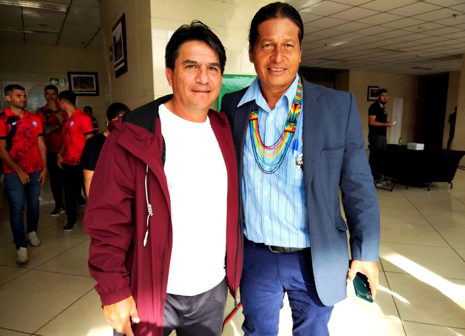 Vladimir Quesada, técnico del Deportivo Saprissa, aprovechó en el Día de Medios que organiza la Unafut, para tomarse una foto con Benjamín Mayorga.