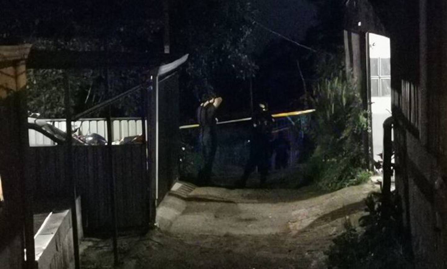 La Fuerza Pública custodió el lugar donde a las 9:21 p. m. llegaron dos gatilleros que acabaron con dos jóvenes  hermanos  en Rancho Redondo. Foto: Cortesía