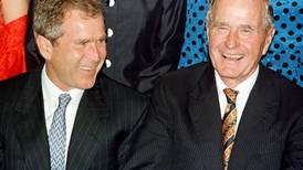 La vida de George H. W. Bush, el jefe de una dinastía política que no logró la reelección presidencial