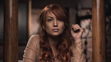 Cantante Angie Valverde explora sus emociones en el video de  ‘A mi lado’