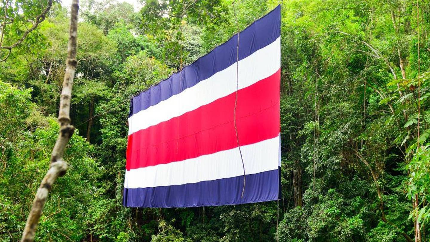 Con 19,1 metros de largo, 8,9 metros de alto y una superficie total de 170 m², la bandera se desplegó la mañana de este viernes en Jacó por parte de la empresa Rainforest Adventures