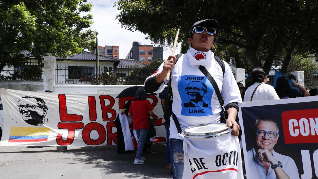 Partidarios de Jorge Glas se reunieron frente a la embajada de México para exigir su liberación. Foto: Galo Paguay/AFP