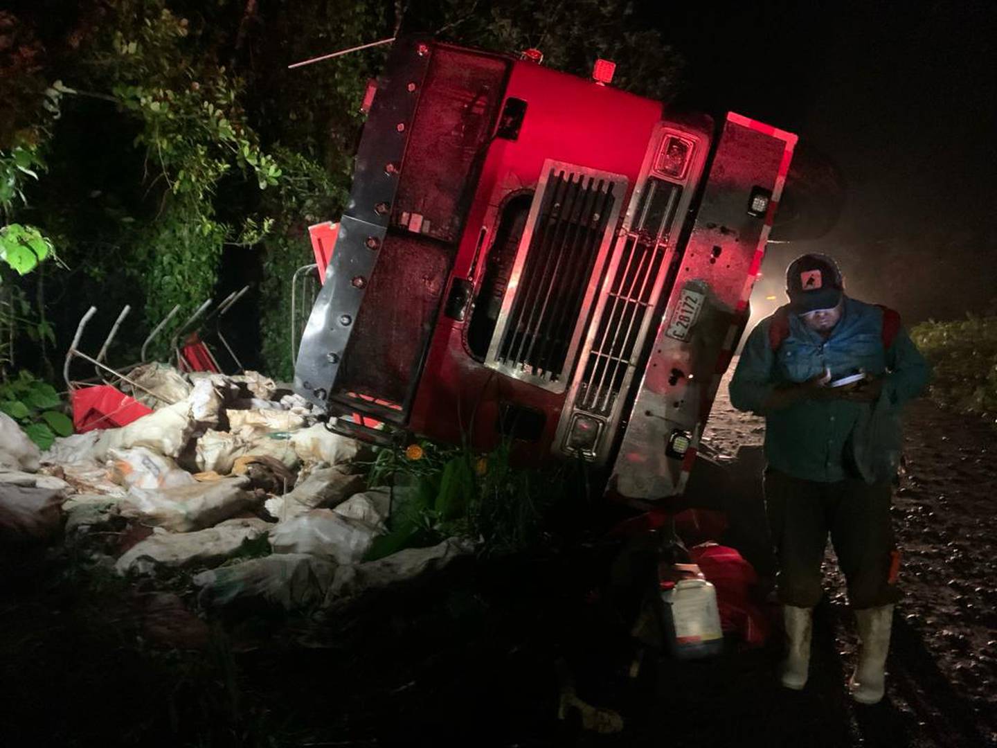 Para atender el accidente del camión volcado, la Cruz Roja movilizó ambulancias básicas, avanzadas y vehículos operativos a la zona.