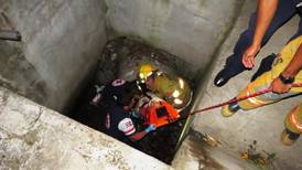 Mujer  delicada luego de caer a alcantarilla de tres metros de profundidad en Mora 