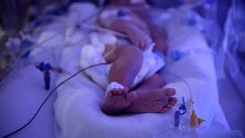 Bolsas para calentar y máquinas para enfriar ayudan a salvar vida de recién nacidos en hospitales ticos