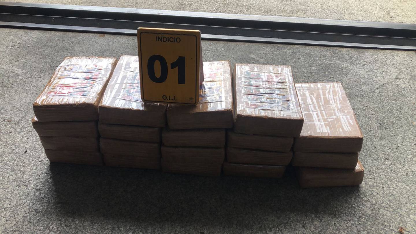 El OIJ encontró dos vehículos con droga en Alajuela, uno tenía 17 kilos y el otro 19. La millonaria carga quedó con el resto de bienes decomisados en la Fiscalía. Foto: OIJ