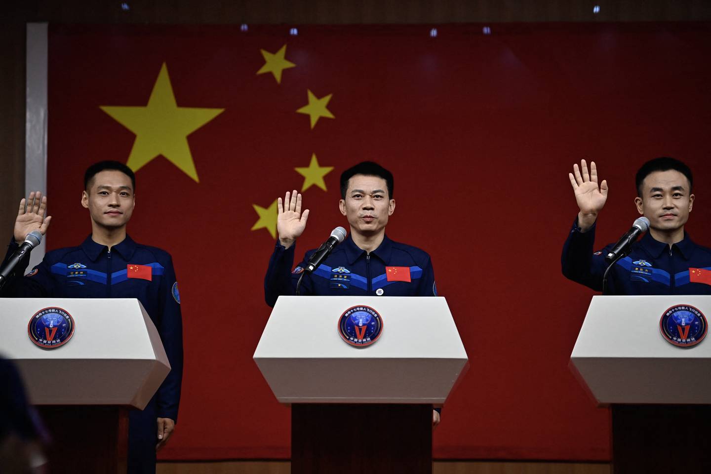 (De izq a der) Los astronautas Jiang Xinlin, Tang Hongbo y Tang Shengjie asisten a una conferencia de prensa en el Centro de lanzamiento de satélites de Jiuquan, en la provincia de Gansu.