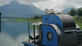 Dormir sobre las aguas del lago Arenal, la nueva atracción de ‘glamping’ 