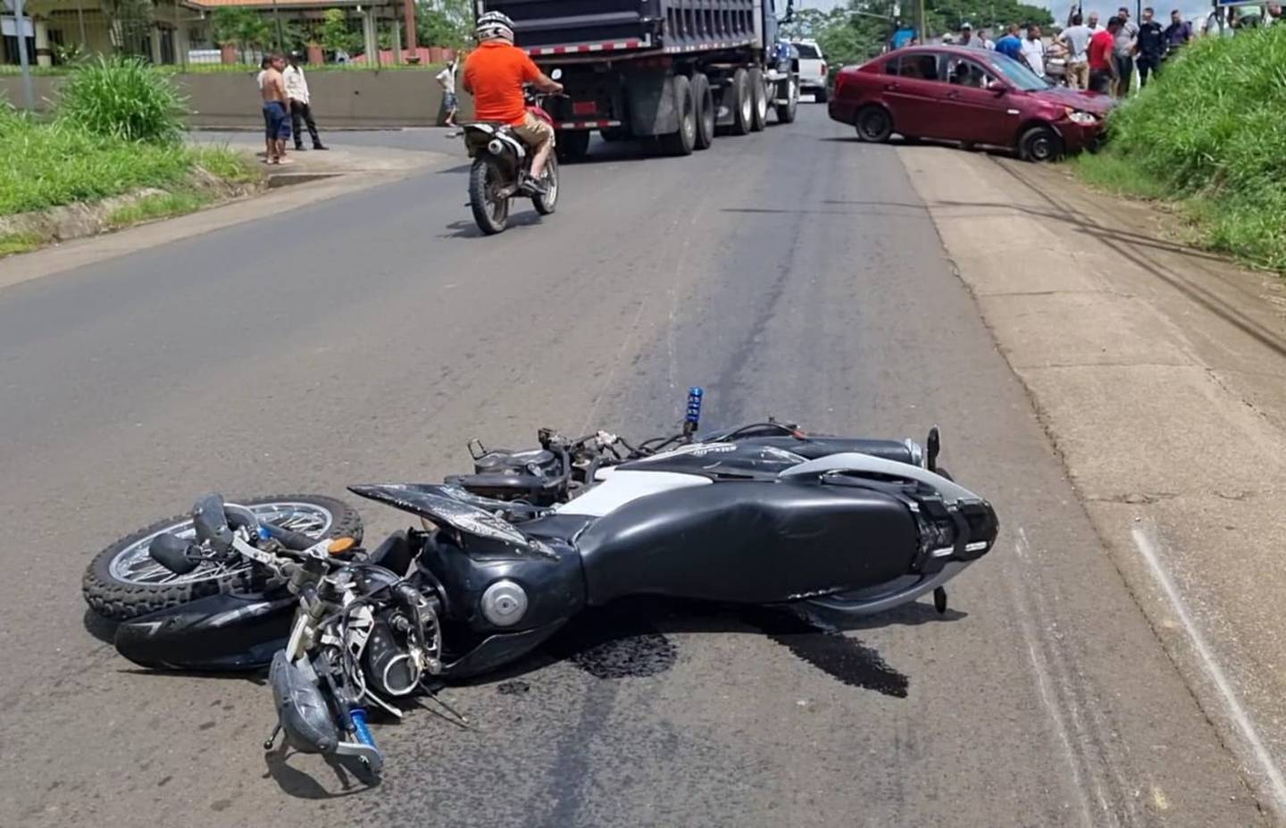 La moto quedó a unos 20 metros del carro que la impactó en un cruce que está detrás de la Iglesia de Pital. Foto: Edgar Chinchilla.
