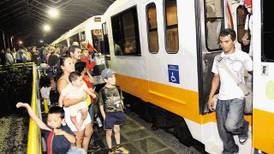 Hoy hace 50 años: 70 pasajeros de tren hacia Limón pasaron la noche atrapados entre derrumbes