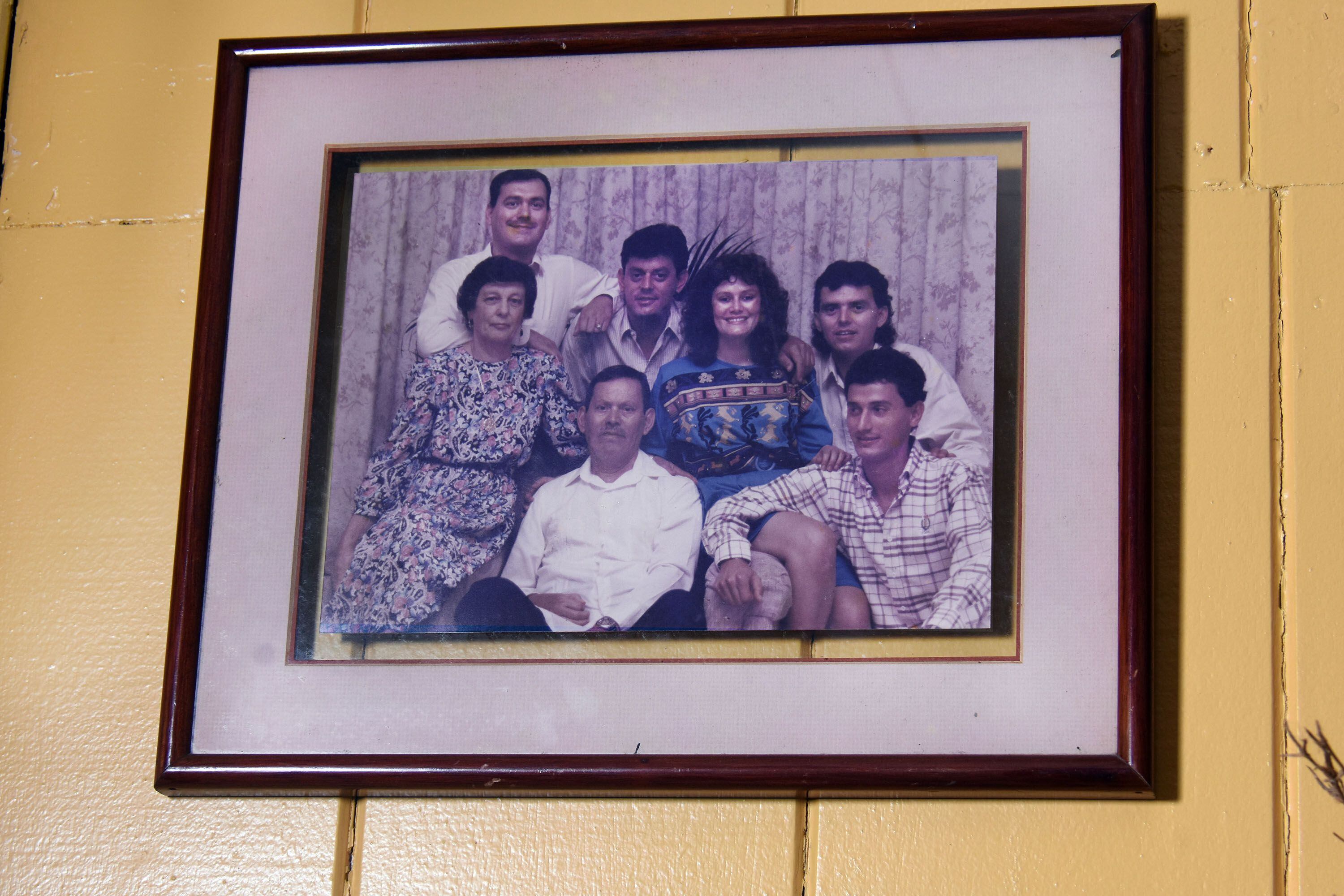 El rector es el menor de cinco hermanos. En la foto aparecen  Paulina (su madre), Mario (su padre), Nelson, Jorge Arturo, Ana Lucia y Édgar Eduardo, hermanos de  Gustavo, último a la derecha.  