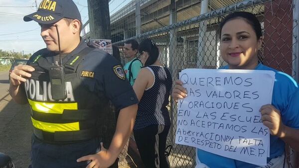 9/2/18 Grupos de padres de familia cerraron varios centros educativos en San Carlos, impidiendo que dieran inicio al curso lectivo.