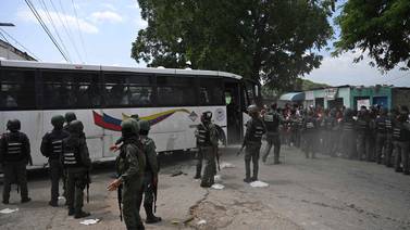 Militares y policías de Venezuela toman cárcel controlada por banda Tren de Aragua