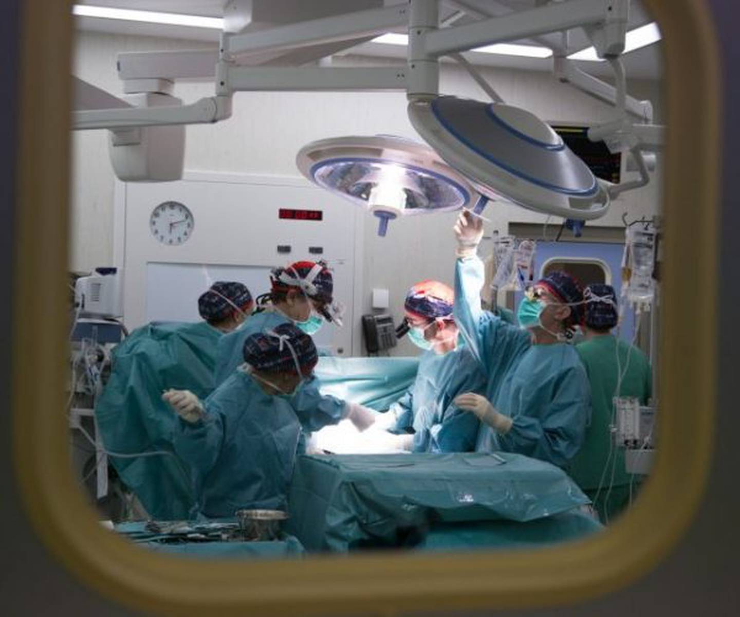 Hospital de Niños le mete mano a la presa de casos complejos de cirugía de corazón. Algunos padres luchan por conseguir millones de colones y operar a sus hijos en España