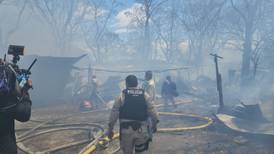 101 personas entre adultos y niños son las víctimas del incendio en precario Los Huevitos