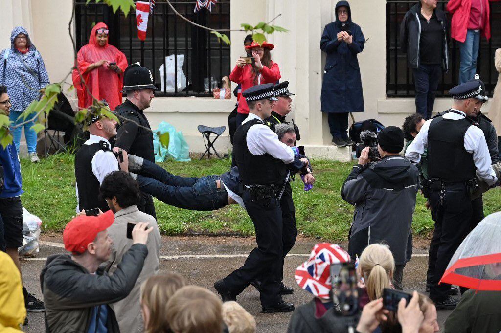 Los agentes de policía se llevaron a cada uno de los manifestantes en contra de la monarquía británica.
