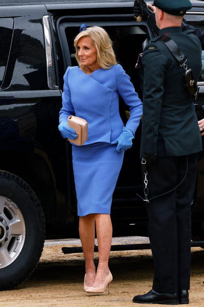 También en tonalidades azules, la primera dama de Estados Unidos, Jill Biden, quien acudió sin su marido, lució un conjunto de dos piezas color celeste, que combinó con una diadema adornada por un discreto lazo. 
