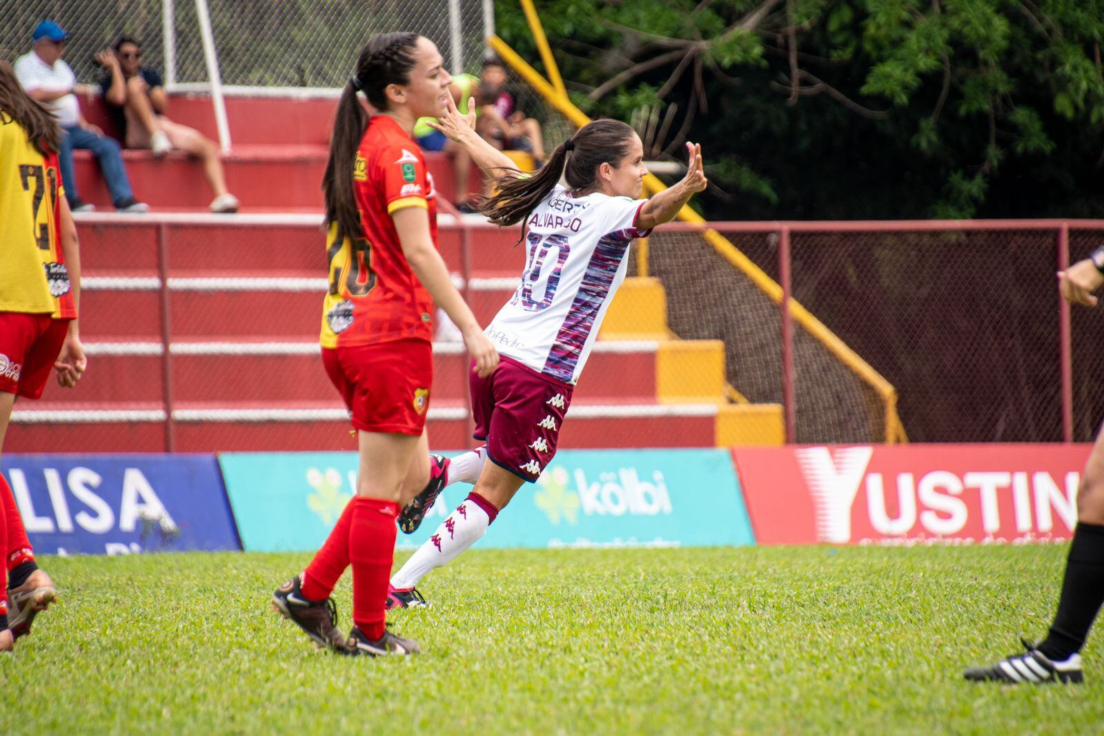 Katherine Alvarado, capitana de Saprissa, se lució con un golazo de media distancia. Saprissa apaleó 5-0 a Herediano. (Foto Prensa de Saprissa).
