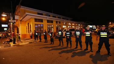 Policía vigila Casa de la Cultura de Limón ante presencia de manifestantes por visita de presidente