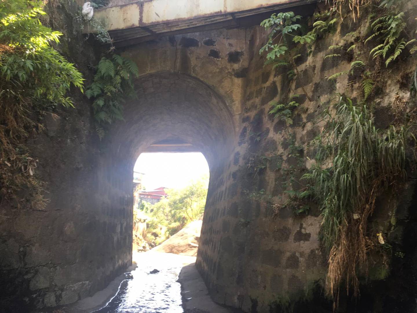 El puente sobre el río Pirro, en Heredia, construido en el siglo XIX, corre el peligro de desaparecer para ampliar el paso. Foto Guillermo Cubero Barrantes.