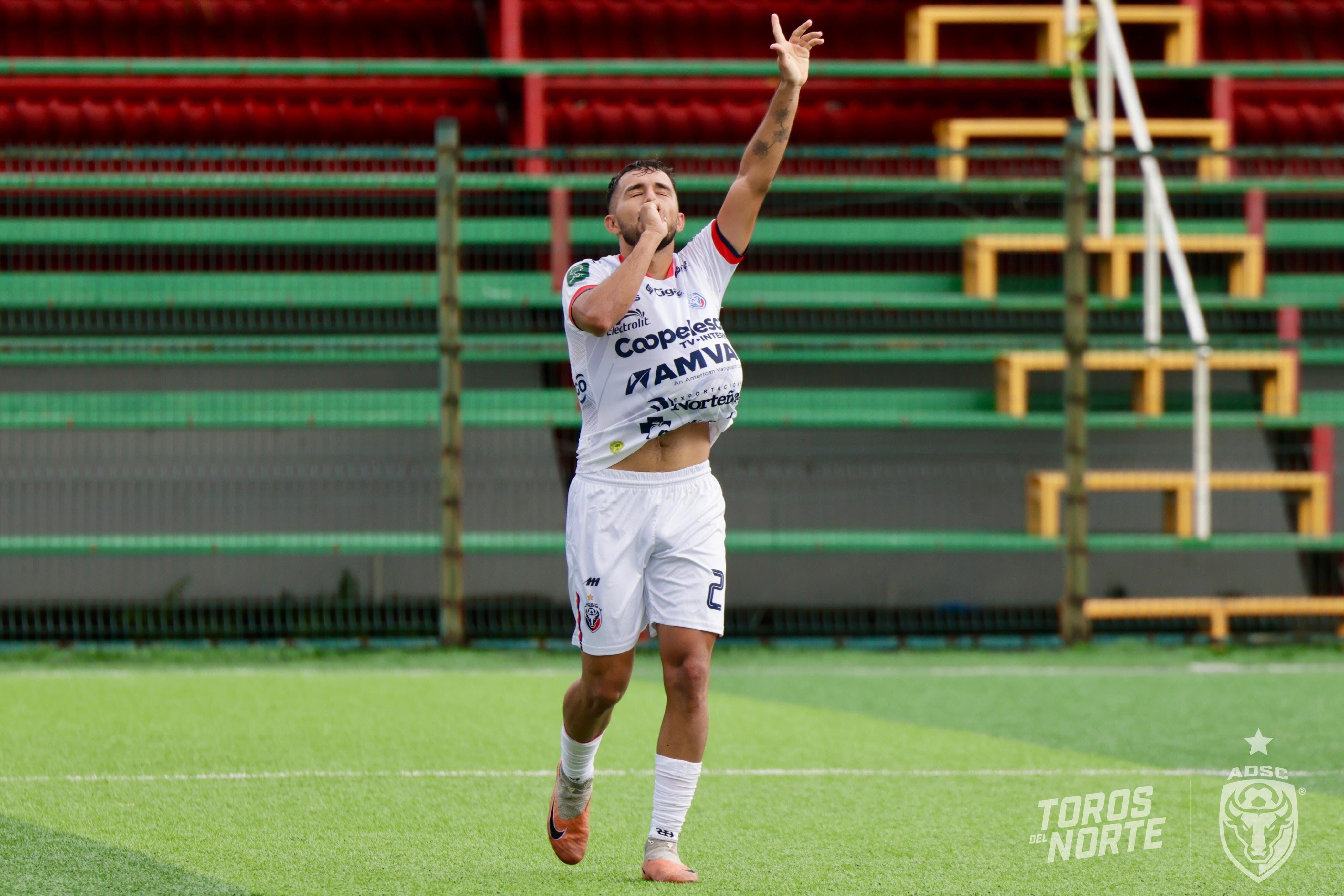 Reggy Rivera celebró el gol con el que San Carlos clasificó a semifinales. Foto: Prensa San Carlos