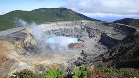 Guías llevan a turistas hasta el cráter del Poás por ¢6.000