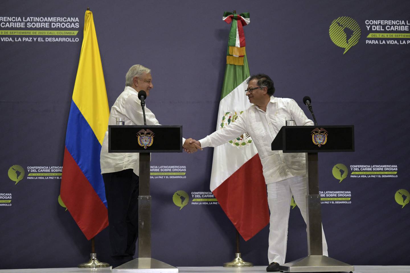 El presidente mexicano, Andrés Manuel López Obrador (i), y su homólogo colombiano, Gustavo Petro, conversan durante la Conferencia Latinoamericana y del Caribe sobre Drogas en el Centro de Eventos Valle del Pacífico en Cali, Colombia