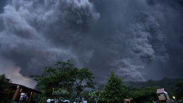 Volcán Colima en México continúa expulsando material incandescente y ceniza