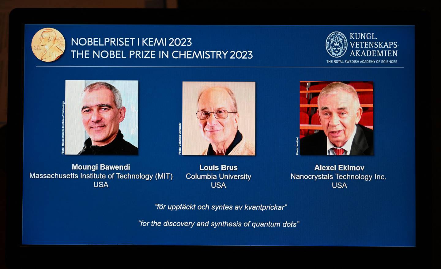 Una tableta muestra a los galardonados de este año, el químico estadounidense Moungi Bawendi, el químico estadounidense Louis Brus y el físico ruso Alexei Ekimov, durante el anuncio de los ganadores del Premio Nobel de Química