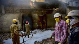 Tercer gran incendio en un mes en Nueva Delhi genera derrumbe de edificio