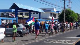 Pescadores alegan daño a ventas de atún en manifestación frente a Incopesca en Puntarenas
